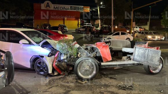 ¡Hay cuatro heridos! Se registra fuerte choque entre un carro eléctrico y un clásico por el Maquío Cluothier, en Culiacán, Sinaloa