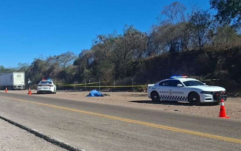 Hallan cuerpo en la a orilla de la Mazatlán-Tepic