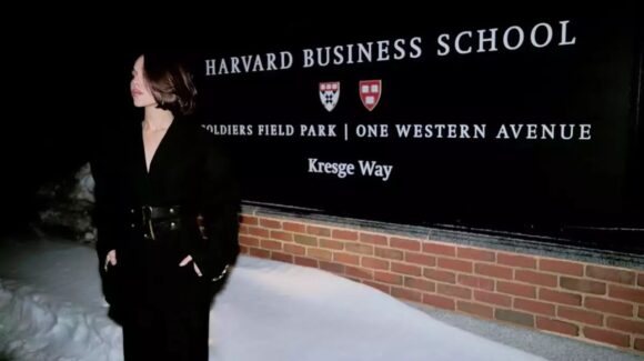 Danna es reconocida en Harvard por su carrera artística y por ser un modelo a seguir