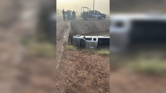 Densa neblina provoca caída de camioneta en canal Lateral 18 en Ohuira, Ahome, Sinaloa