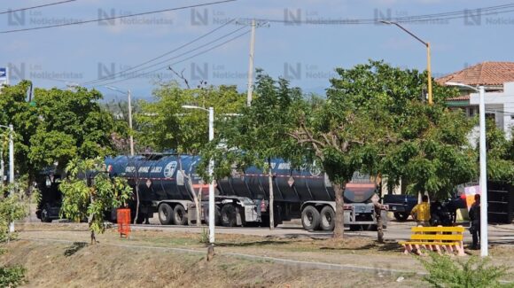 Derrame de combustible en una pipa provoca movilización de cuerpos de emergencia en la Guadalupe Victoria de Culiacán, Sinaloa