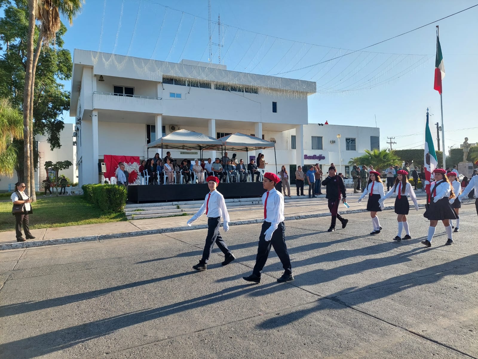 Desfile de escoltas en conmemoración del 205 Aniversario de la Bandera Nacional en Salvador Alvarado