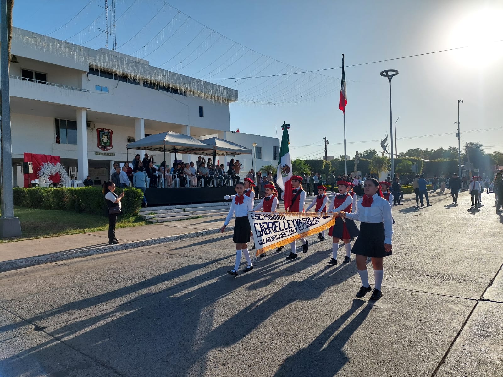 Desfile de escoltas en conmemoración del 205 Aniversario de la Bandera Nacional en Salvador Alvarado