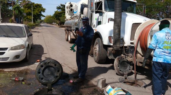 Raíces de árboles y llantas han taponeado el drenaje sanitario de Los Mochis; Japama interviene desazolvando