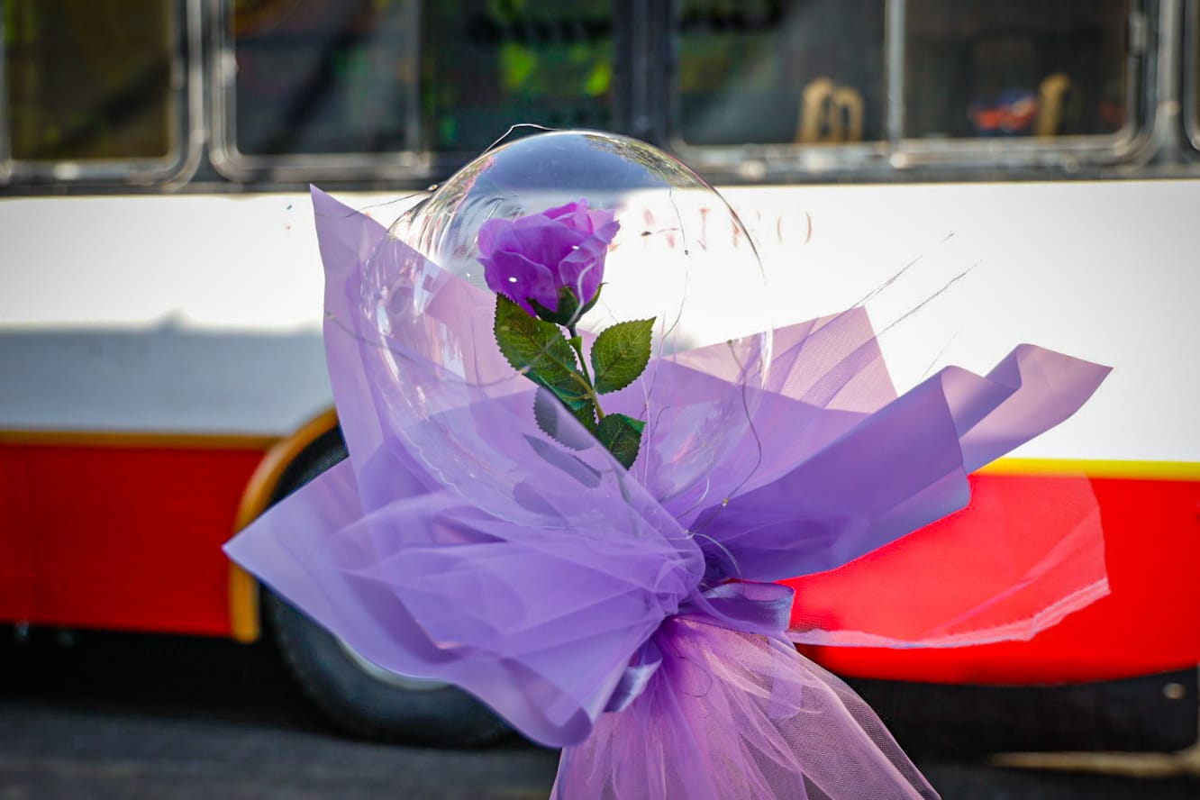 Detalle de flor en esfera de cristal de venta en el Centro de Culiacán