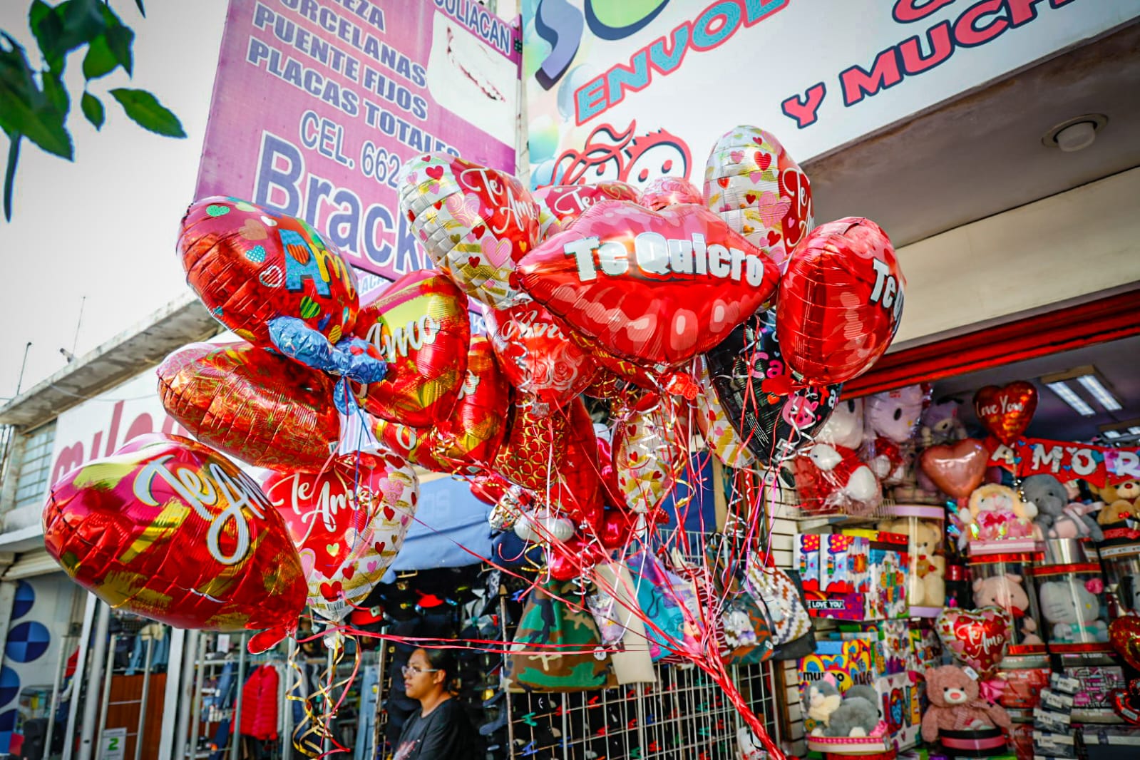 Globos del Día de San Valentín, en el Centro de Culiacán