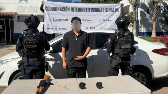 Detienen a sujeto con un AK-47 y en vehículo robado en Culiacán, Sinaloa