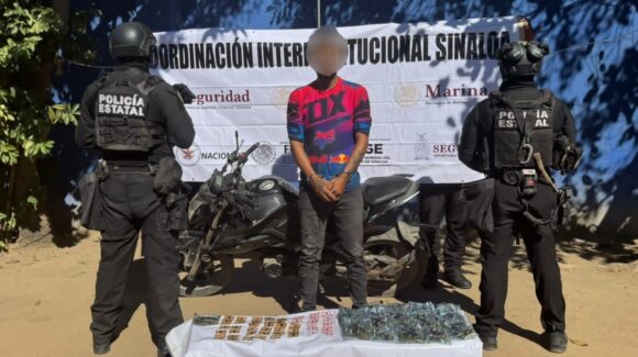 Detienen a hombre con motocicleta robada y droga en Mazatlán, Sinaloa; recuperan otro vehículo con reporte vigente