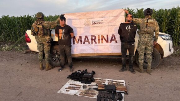Marina logra detención de dos hombres por portación de armas largas y equipo táctico en Elota, Sinaloa