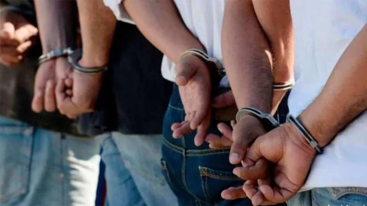 Detenidos. Hombres esposados de las manos
