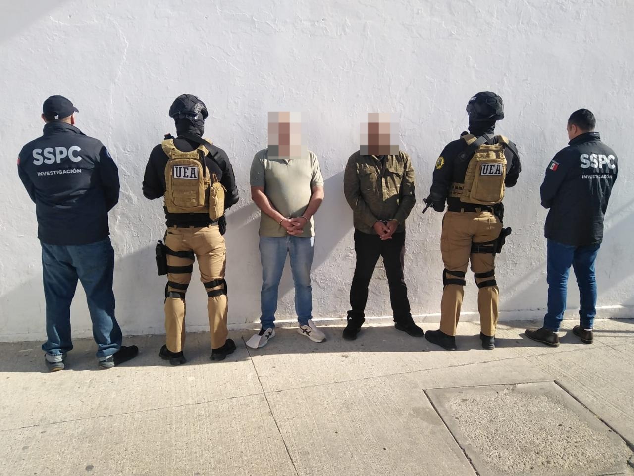Personal de la UEA y la SSPC presentan a presuntos extorsionadores detenidos en flagrancia