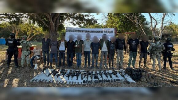 Enfrentamiento deja 14 detenidos y arsenal asegurado tras operativo en San Ignacio, Sinaloa