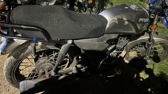¡Llevaba las placas sobrepuestas de la moto! Joshua fue detenido en Mazatlán, Sinaloa tras ir a exceso de velocidad y pasarse el semáforo en rojo