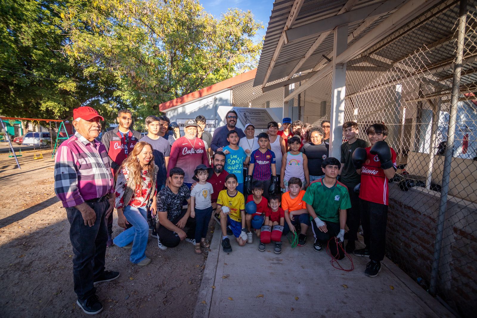 Develan placa en el Gimnasio de Box José Luis Velarde Cruz en Culiacán