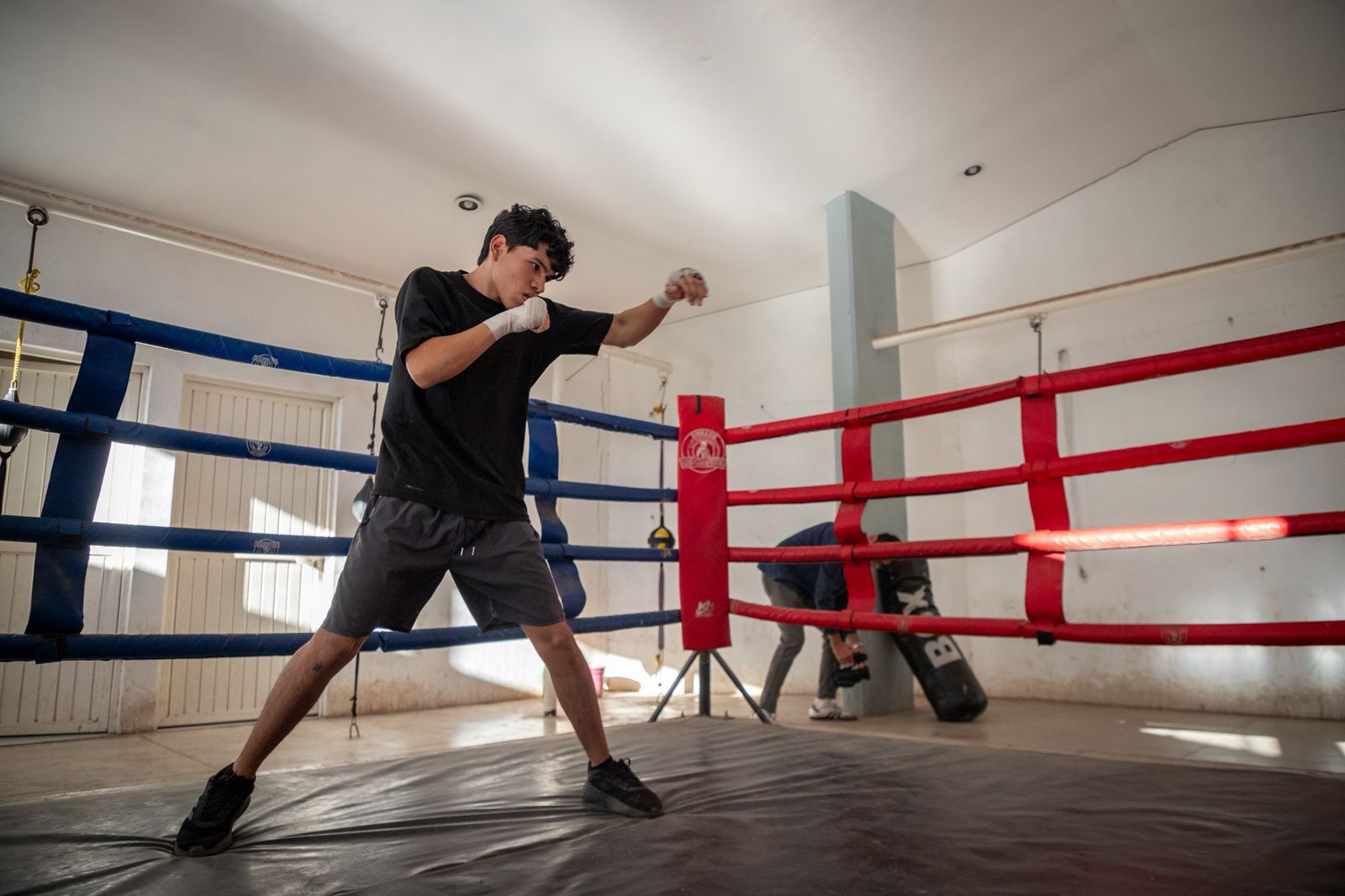 Develan placa en el Gimnasio de Box José Luis Velarde Cruz en Culiacán