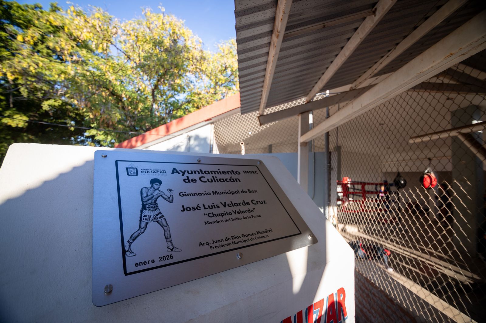 Develan placa en el Gimnasio de Box José Luis Velarde Cruz en Culiacán