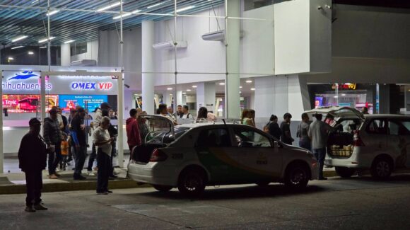 ¡Buenos anfitriones! Gobierno Municipal, a través del DIF, brinda cenas a personas varadas en Central de Autobuses de Mazatlán