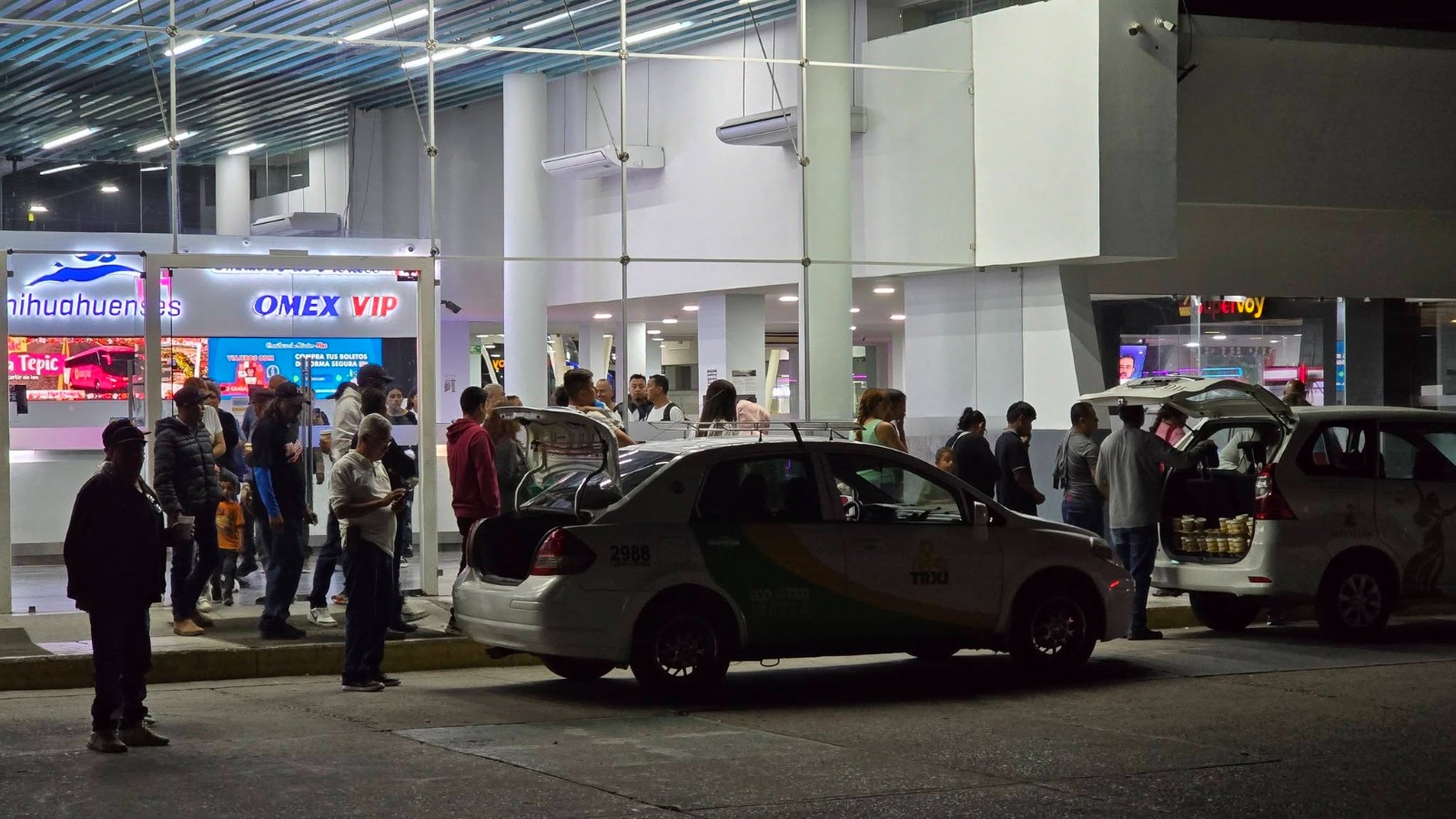 DIF Mazatlán entrega alimentos a personas varadas en Villa Unión