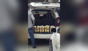 DIF Mazatlán entrega alimentos a personas varadas en Villa Unión