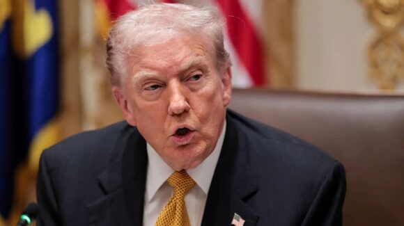 ¡A todo el mundo! Tras revés judicial, Trump firma orden ejecutiva para aplicar aranceles del 10% a nivel global