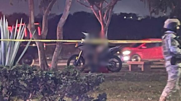 Asesinan a balazos a dos jóvenes sobre el Parque Lineal de Mazatlán, Sinaloa; uno quedó tendido sobre una motocicleta