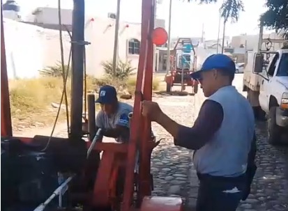 Sacan adoquines del drenaje de Mazatlán