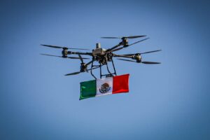 Dron volando con bandera de México