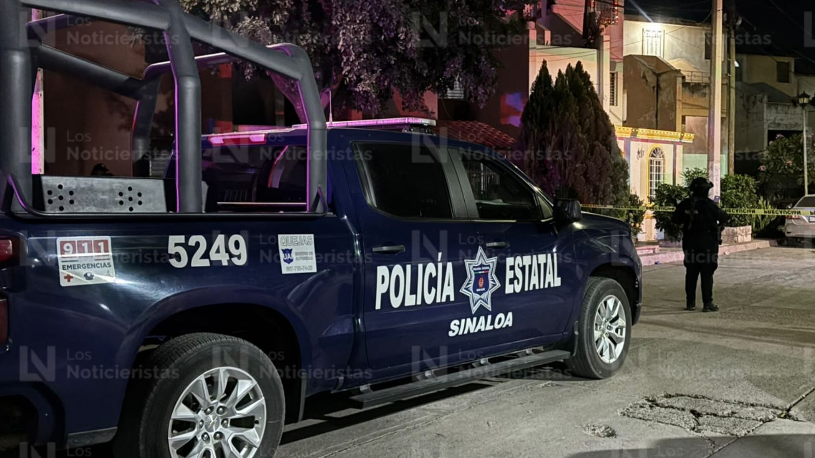 Policías estatales resguardan la escena del crimen
