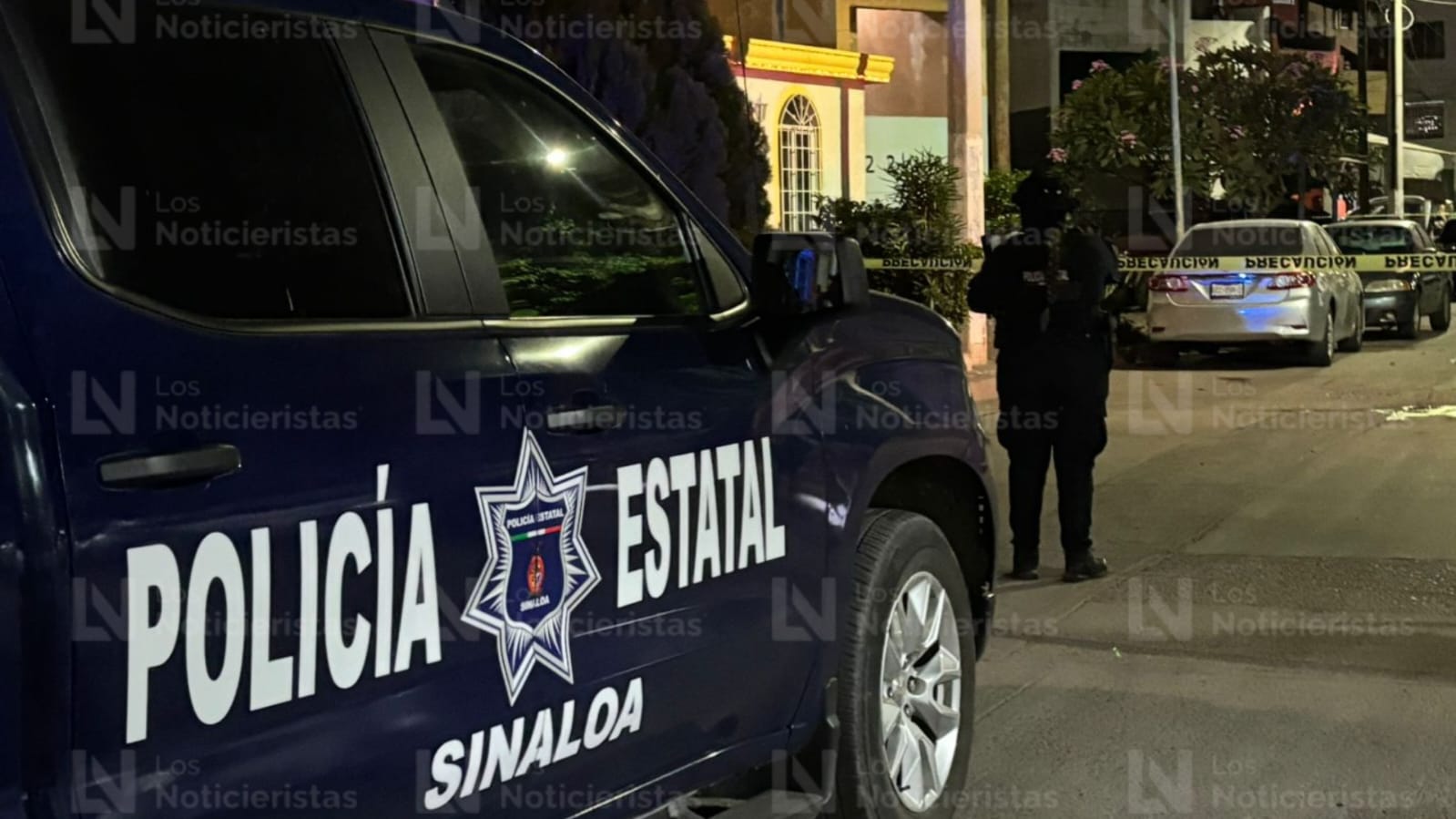 Policías estatales resguardan la escena del crimen