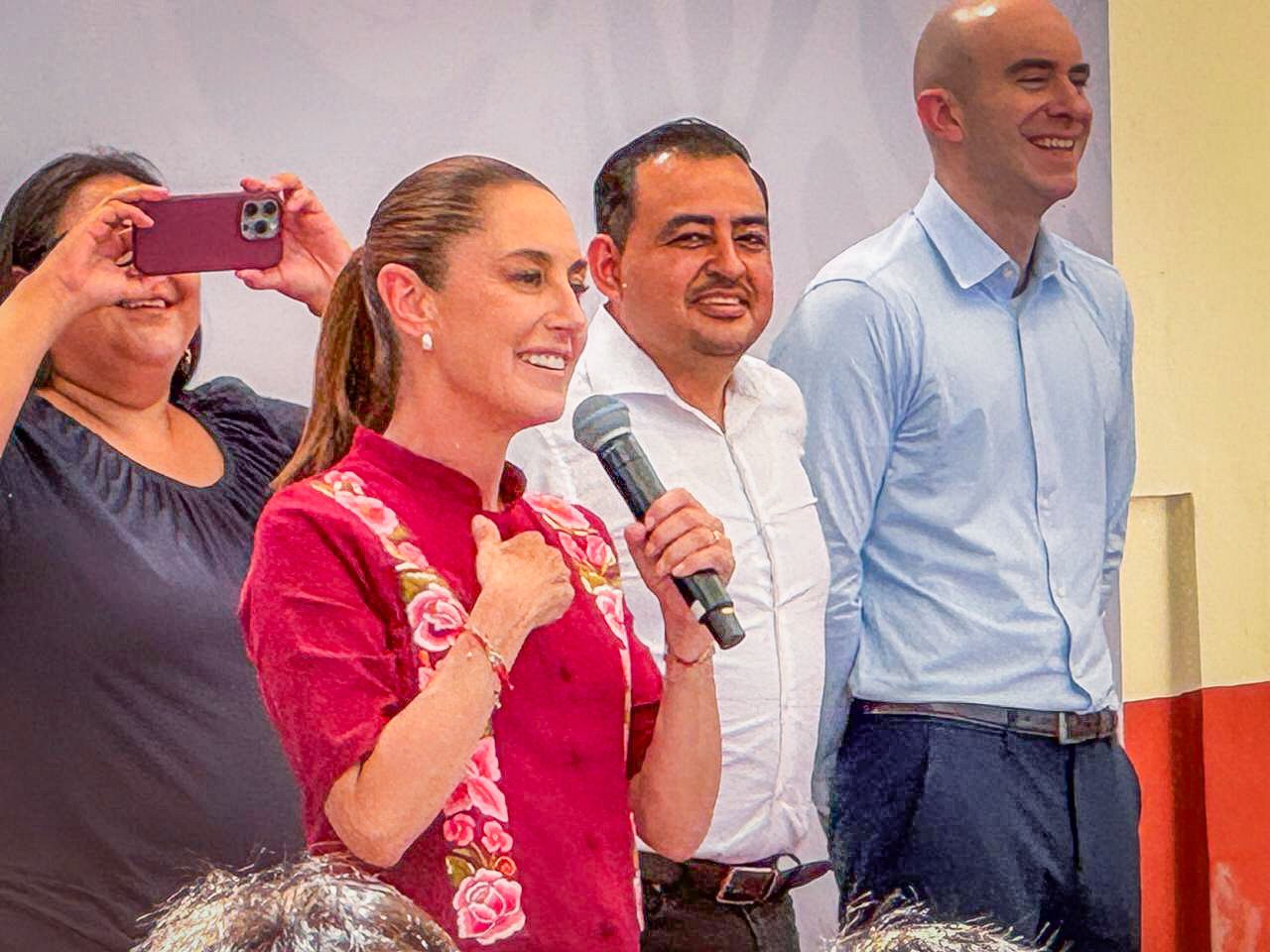 Claudia Sheinbaum entrega tarjetas a beneficiarios sociales en la cancha German Evers, en Mazatlán