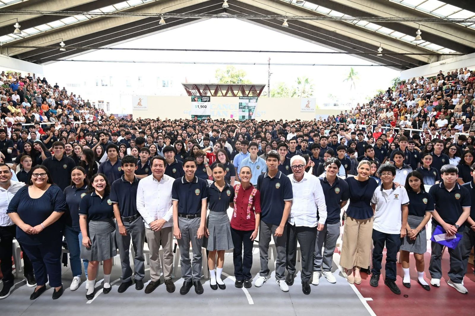 Claudia Sheinbaum entrega tarjetas a beneficiarios sociales en la cancha German Evers, en Mazatlán