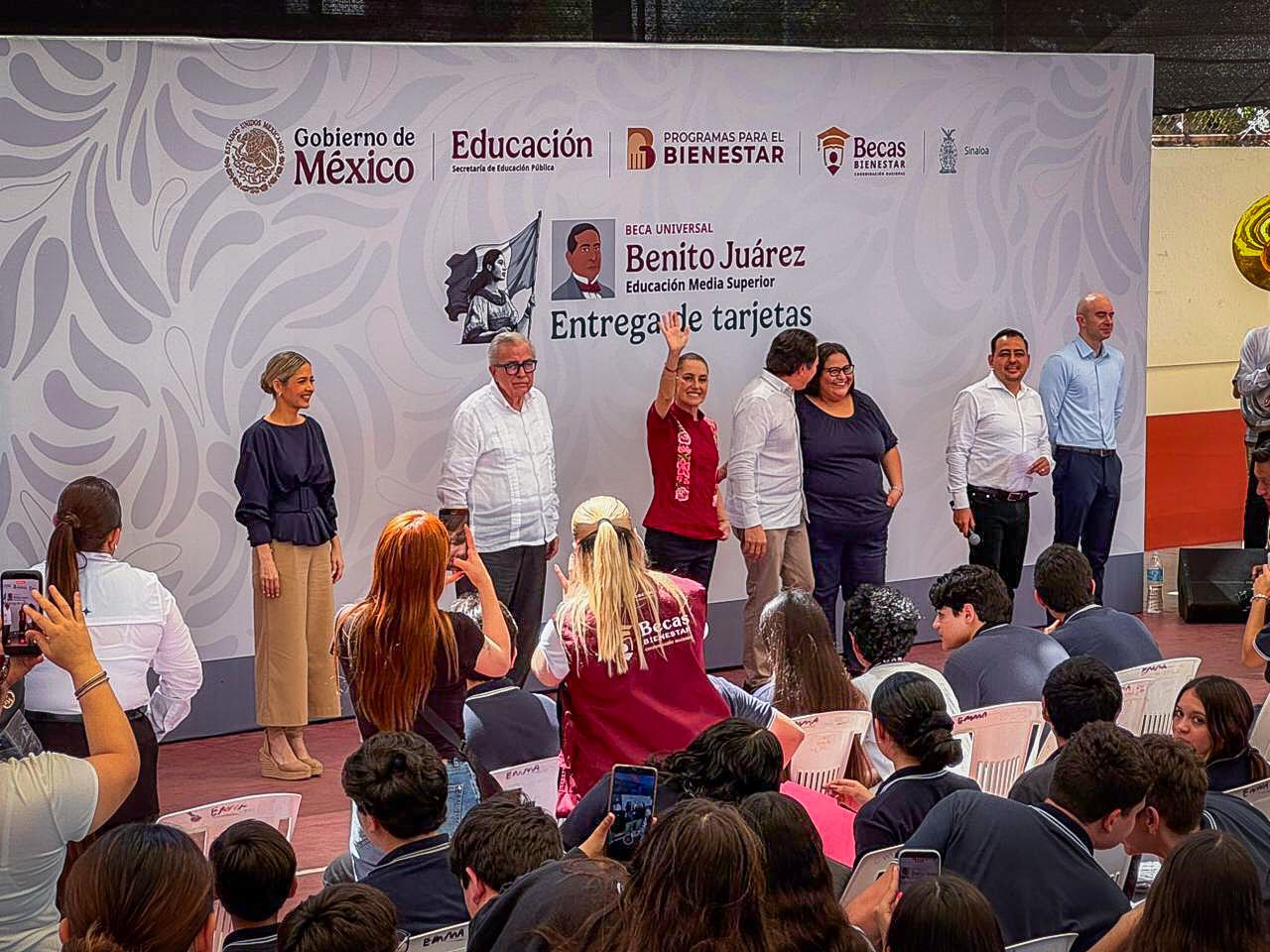 Claudia Sheinbaum entrega tarjetas a beneficiarios sociales en la cancha German Evers, en Mazatlán