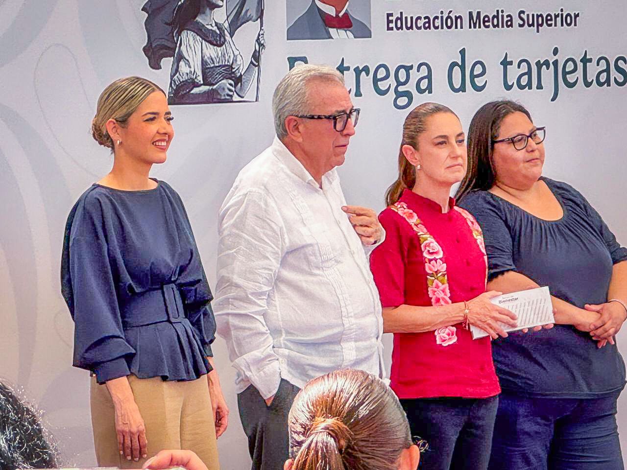 Claudia Sheinbaum entrega tarjetas a beneficiarios sociales en la cancha German Evers, en Mazatlán