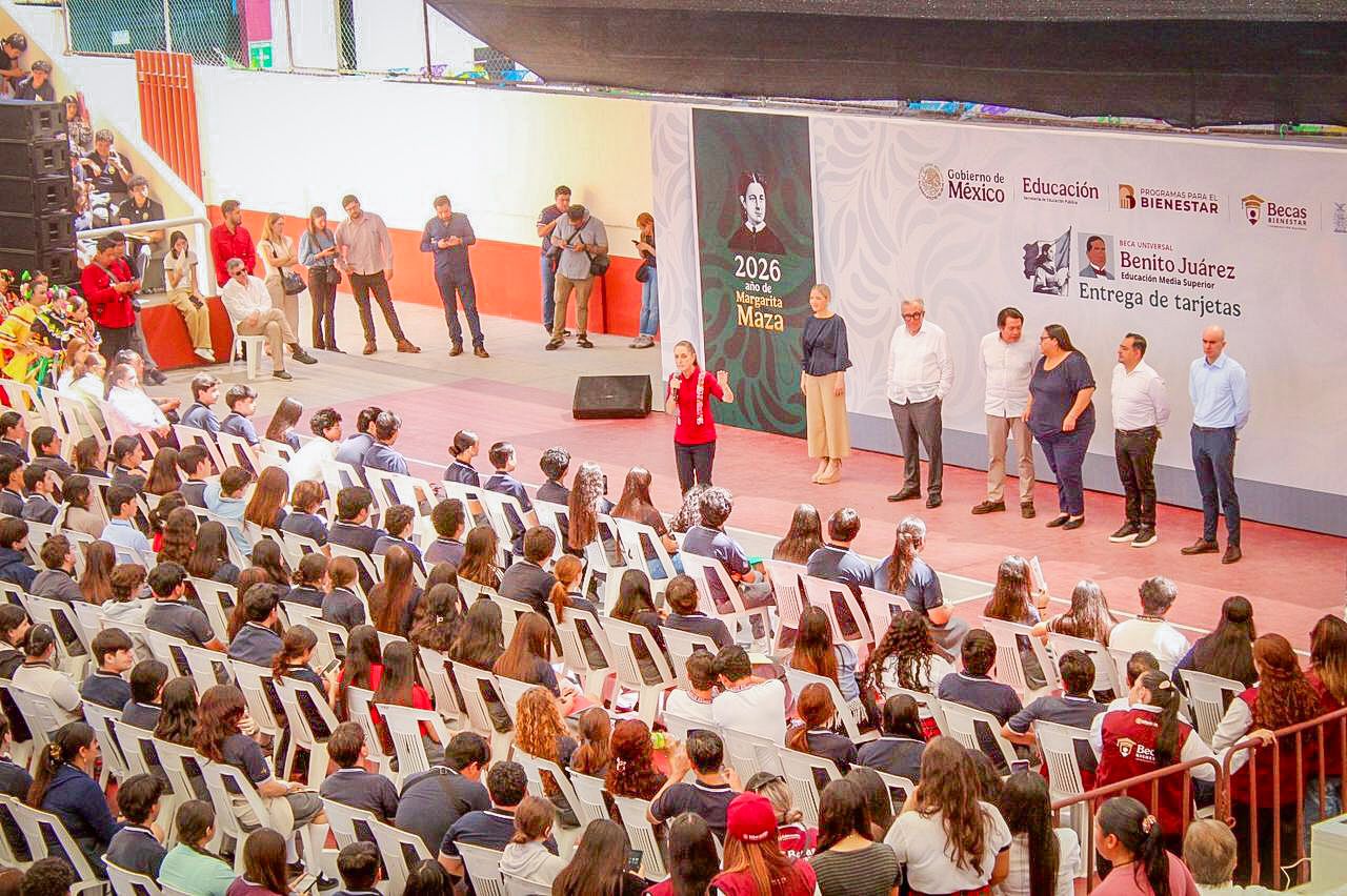 Claudia Sheinbaum entrega tarjetas a beneficiarios sociales en la cancha German Evers, en Mazatlán