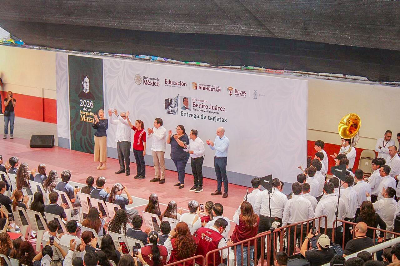 Claudia Sheinbaum entrega tarjetas a beneficiarios sociales en la cancha German Evers, en Mazatlán