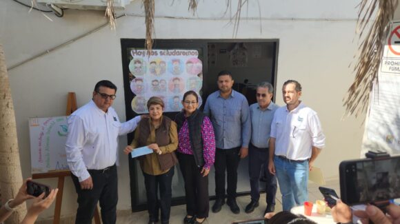 Entrega la AARSP cheque para renta del CAI de hijos de jornaleros agrícolas en Ruiz Cortines, Guasave, Sinaloa