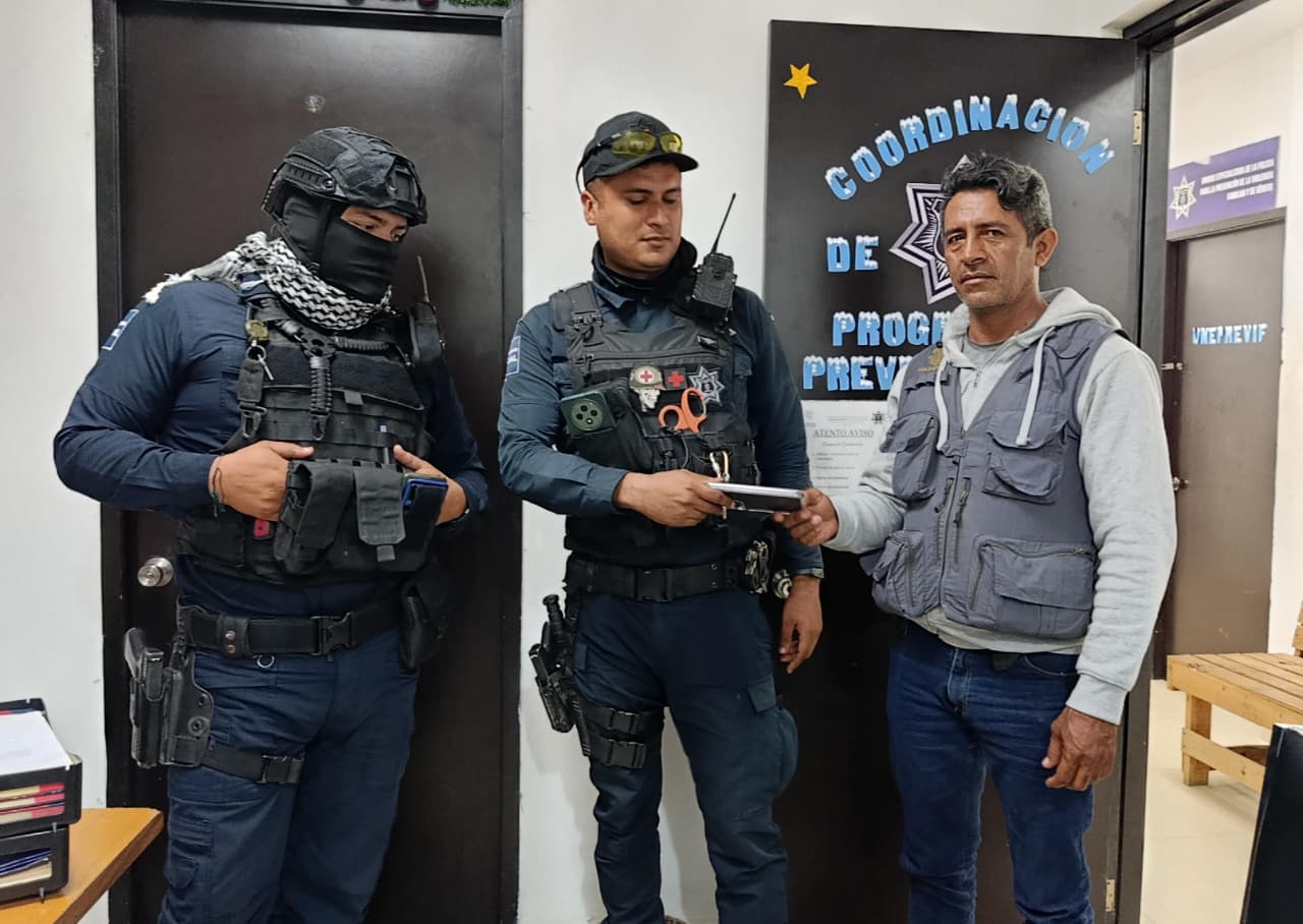 Entregan celular perdido a un hombre en Mazatlán
