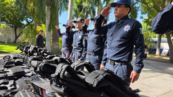 ¡Los blindan! Entregan chalecos balísticos a 380 policías y tránsitos de Culiacán, Sinaloa