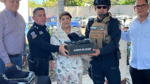 Entregan 381 uniformes a policías municipales y de vialidad en Guasave, Sinaloa