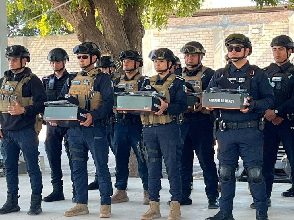 Entregan 381 uniformes a policías municipales y de vialidad en Guasave ...