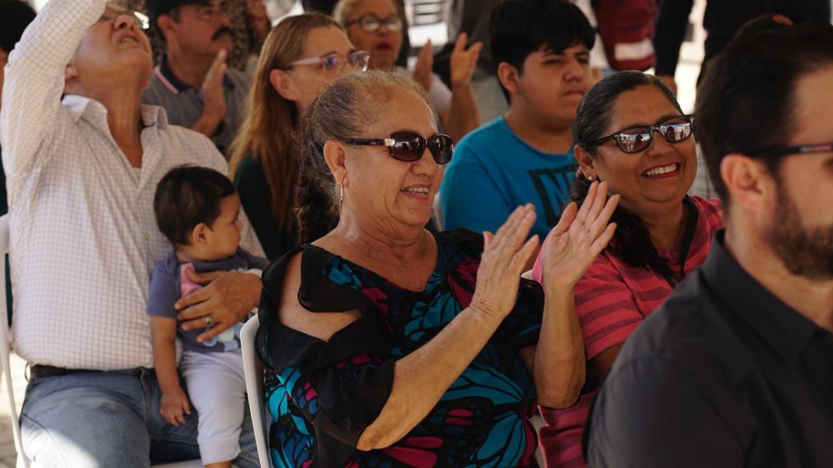 estrenan pavimento en la benito juarez y torremolinos en mazatlan asisten