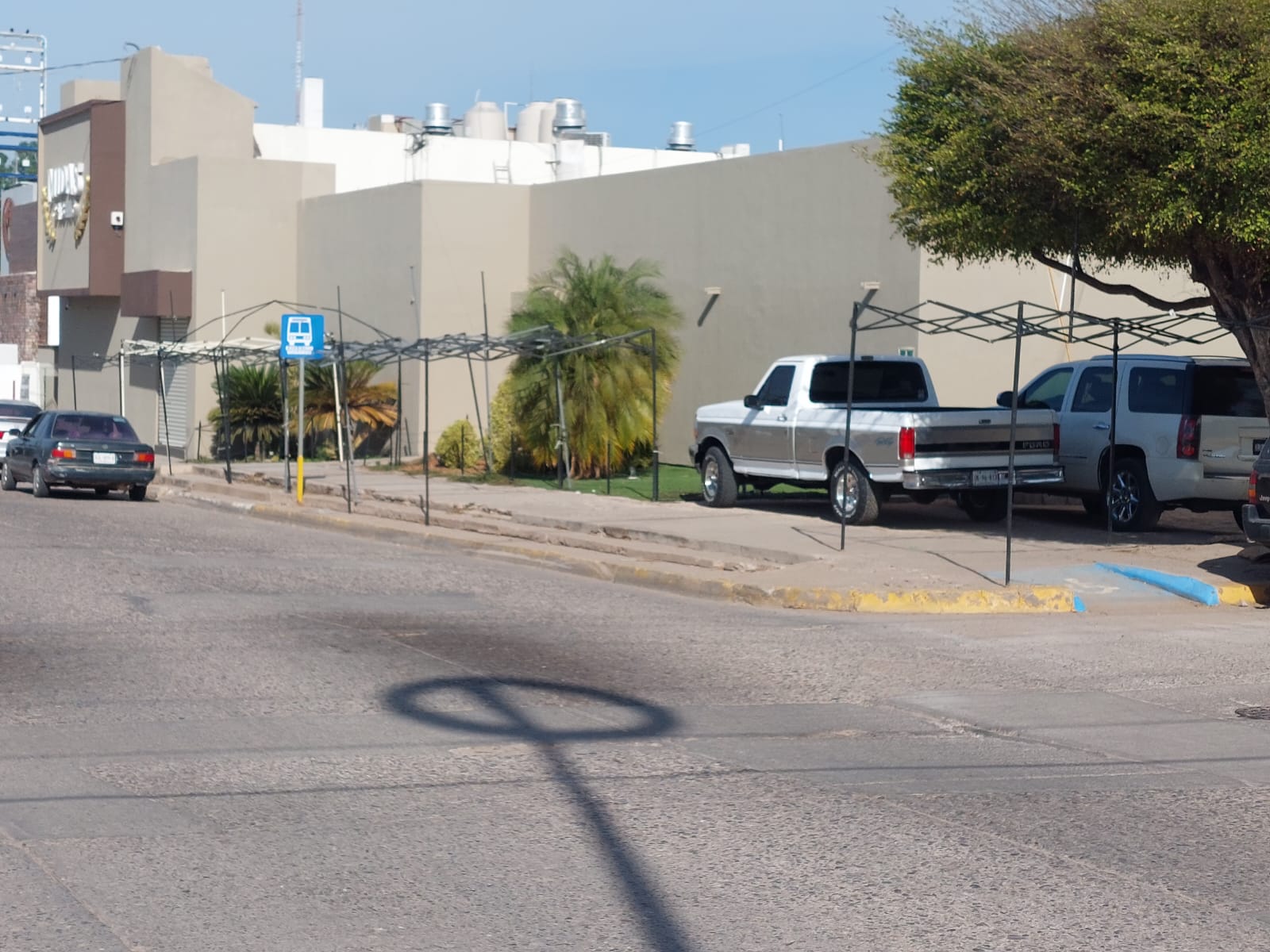 Acaparamiento de banquetas previo al Carnaval en Guamúchil