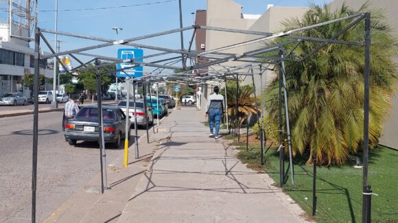 A nueve días para el Carnaval en Guamúchil, ya comienzan a acaparar banquetas con estructuras
