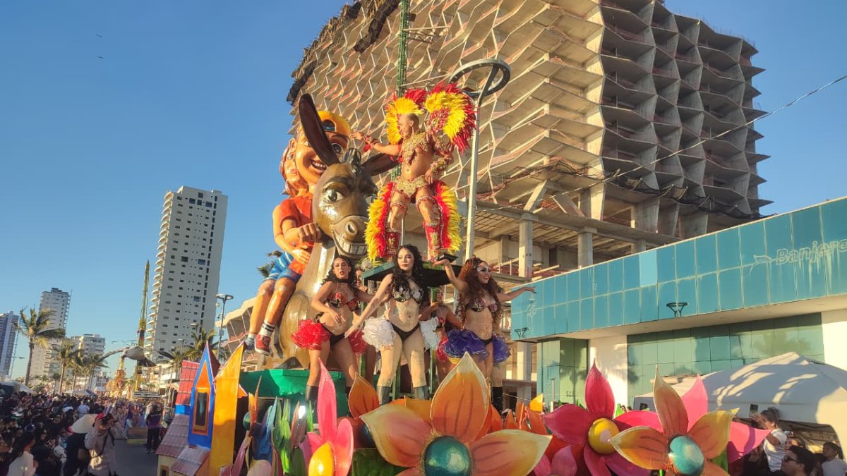 exhibiran en parque central piezas de las carrozas del carnaval mazatlan desfile