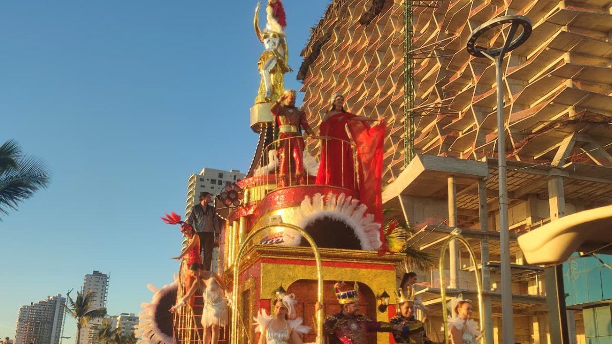 exhibiran en parque central piezas de las carrozas del carnaval mazatlan dorado