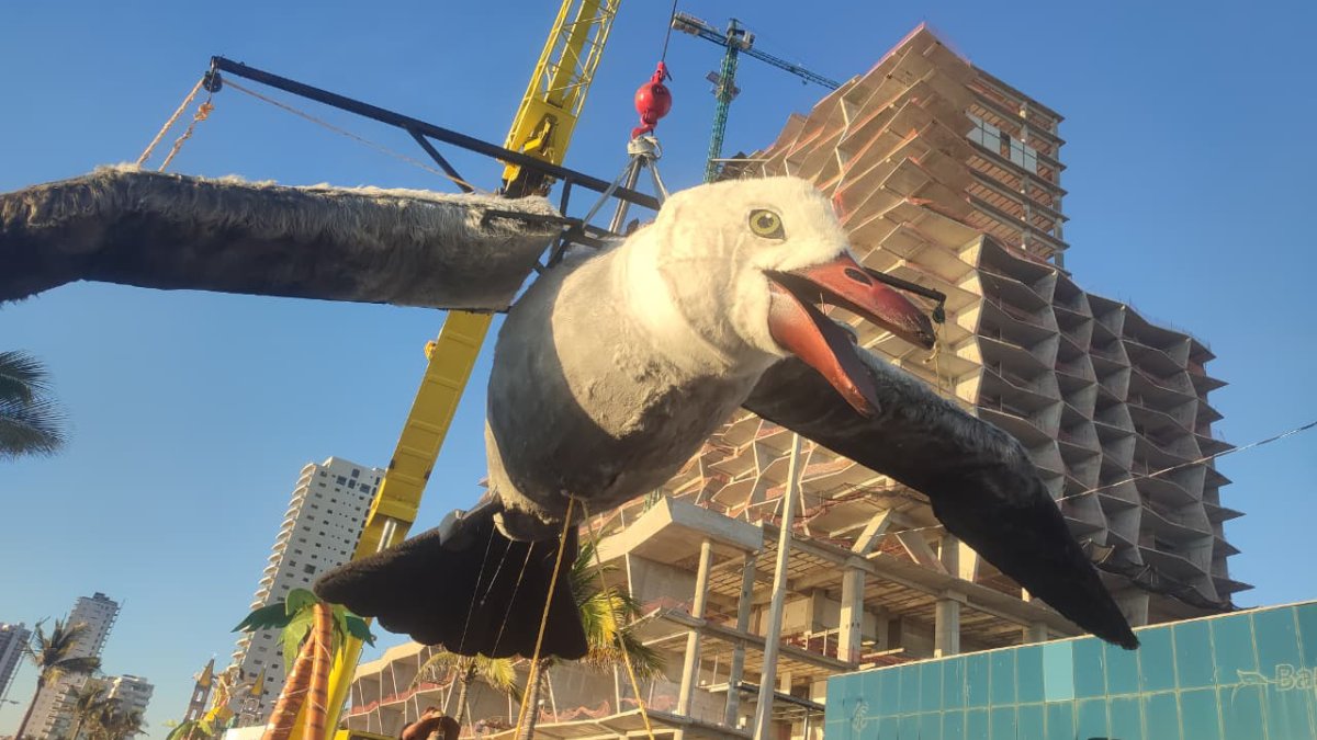 exhibiran en parque central piezas de las carrozas del carnaval mazatlan pajaros
