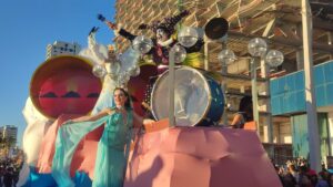 exhibiran en parque central piezas de las carrozas del carnaval mazatlan reina