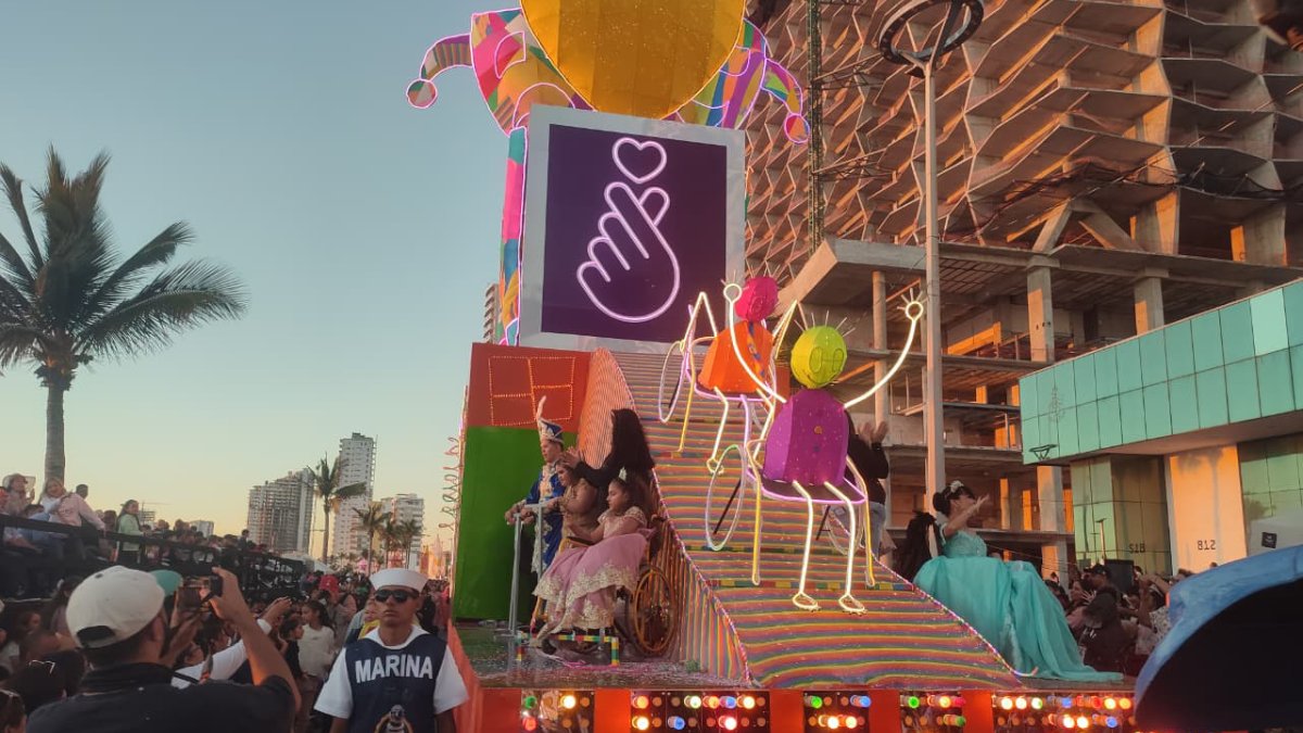exhibiran en parque central piezas de las carrozas del carnaval mazatlan sin
