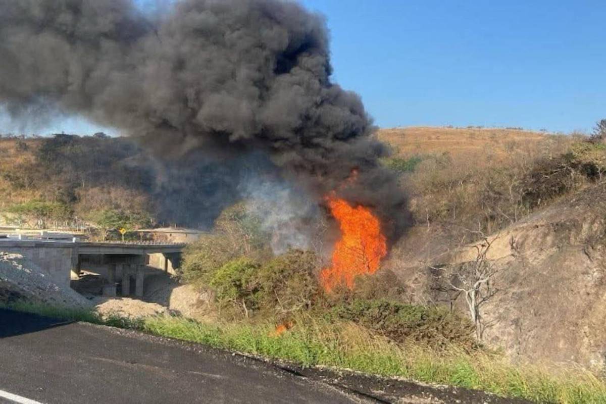 Explosión en ducto de Pemex en Oaxaca deja tres muertos y seis heridos