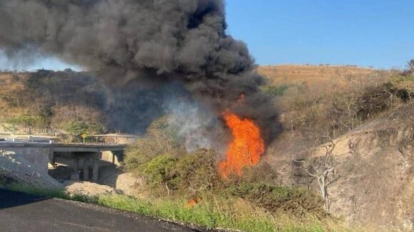 Explosión en ducto de Pemex en Oaxaca deja tres muertos y seis heridos